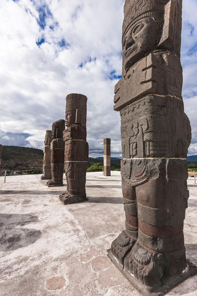 トゥーラ遺跡　戦士像　トルテカ文化　メキシコ